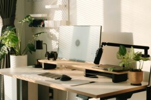 Cum să organizezi eficient spațiul de lucru acasă pentru a crește productivitatea