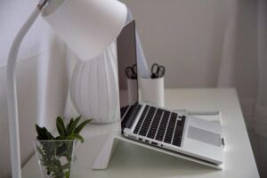 Cum să organizezi eficient un birou acasă pentru a crește productivitatea