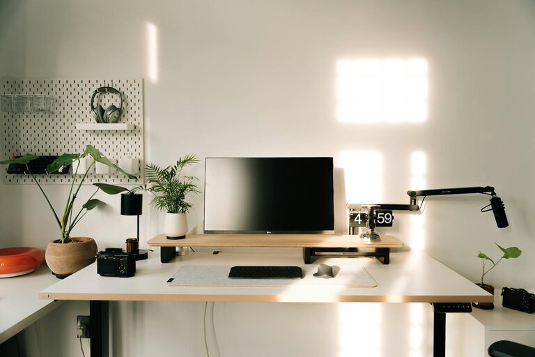 Cum să îți organizezi eficient spațiul de lucru pentru a crește productivitatea acasă