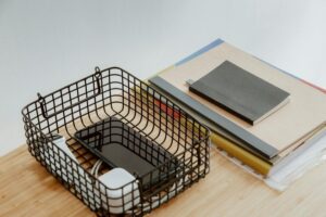 Idei simple pentru a-ți organiza mai bine spațiul de lucru acasă